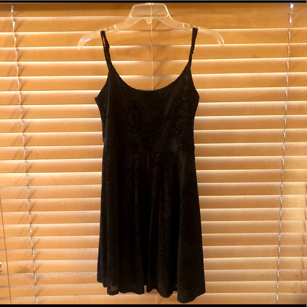 Black flow dress with velvet design